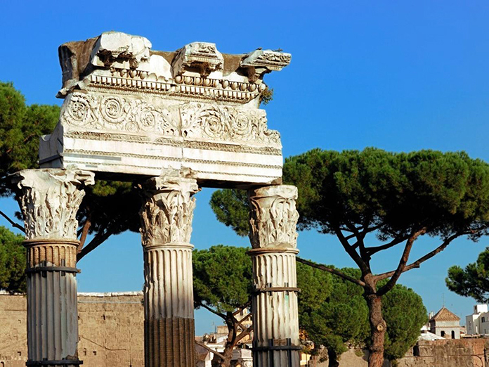 Fori imperiali. Le colonne del tempio di Venere Genitrice nel Foro di Cesare