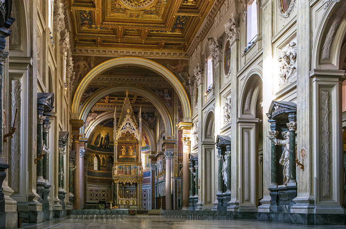 Basilica di San Giovanni in Laterano. Veduta della navata centrale con le nicchie del Borromini