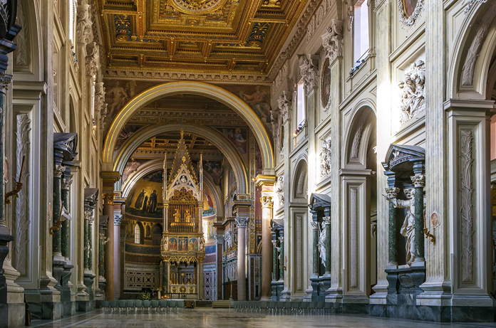 Basilica di San Giovanni in laterano. Veduta della navata centrale con le nicchie del Borromini