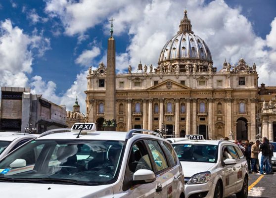 Guida all'Utilizzo dei Taxi a Roma. Come Prenotare, Numeri e Tariffe