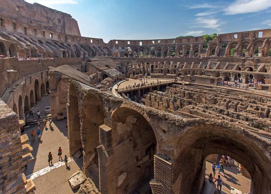 Ambulacro interno del Colosseo con arcate radiali a spina di pesce