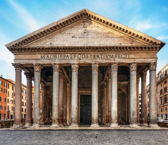 Facciata del Pantheon di Roma con colonnato corinzio e iscrizione di Agrippa