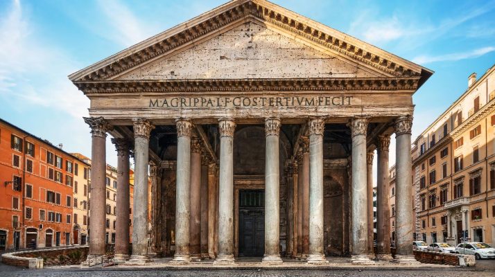 Facciata del Pantheon di Roma con colonnato corinzio e iscrizione di Agrippa