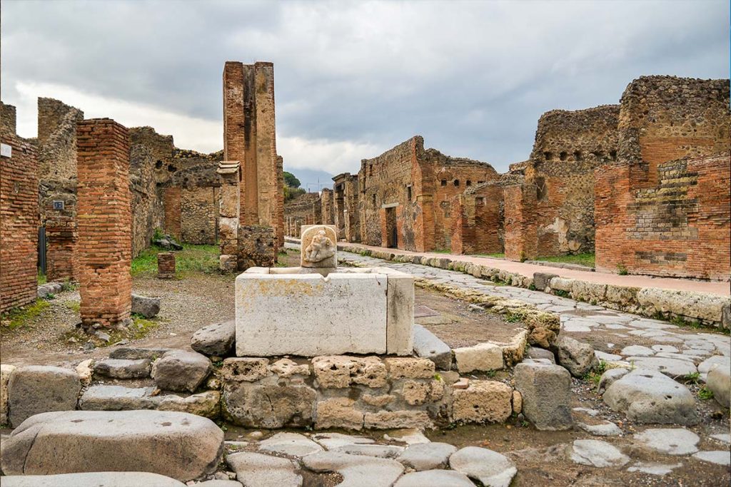 Fontana in pietra nel sito archeologico di Pompei