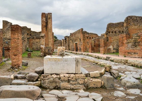 Fontana in pietra nel sito archeologico di Pompei