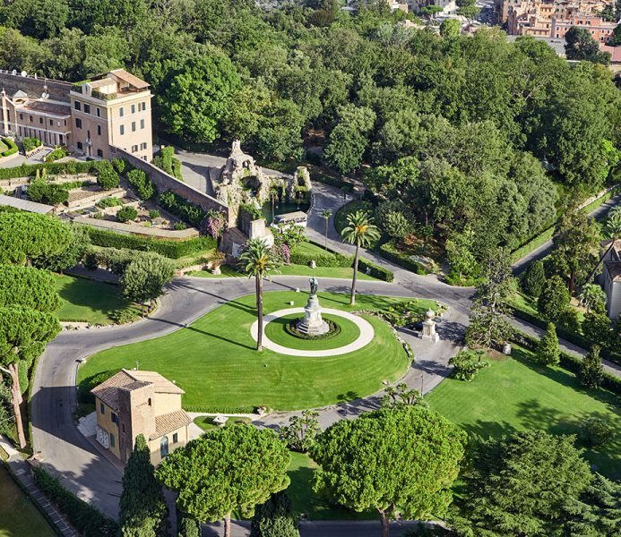 Giardini Vaticani: Vista Aerea con Monumento a San Pietro, Casa del Giardiniere e Monastero Mater Ecclesiae
