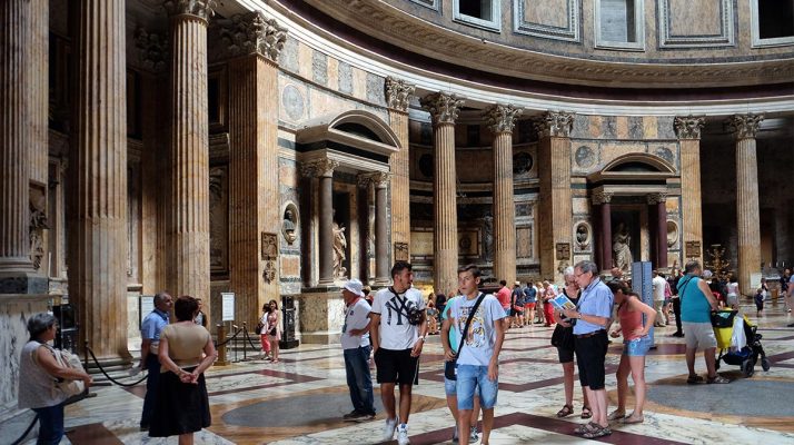 Interni del Pantheon di Roma: colonne corinzie e pavimento marmoreo policromo