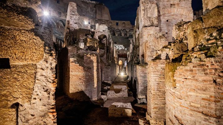 Ipogeo del Colosseo illuminato di notte, corridoio centrale in muratura laterizia