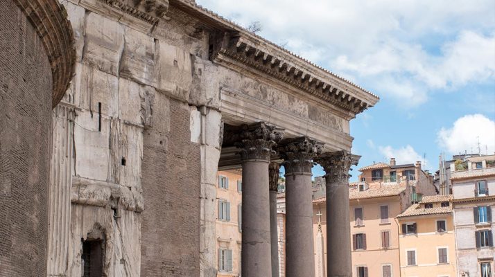 Pantheon di Roma: dettaglio dei capitelli e trabeazione del pronao