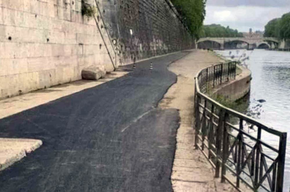 Pista ciclabile sui sampietrini del Lungotevere: è polemica