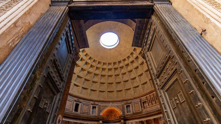 Porte bronzee e cupola del Pantheon: vista dall’ingresso