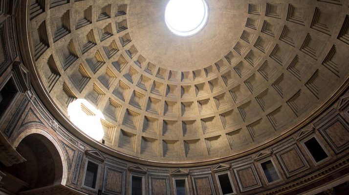 Raggi solari dell’oculus del Pantheon a Roma
