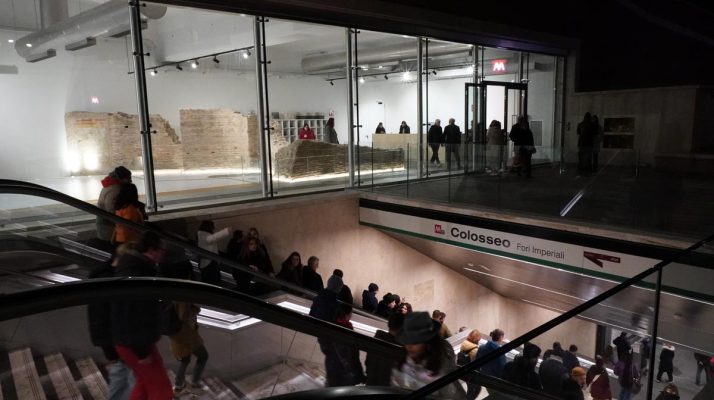 Relazione visiva tra flussi metropolitani e area musealizzata nella stazione Colosseo - Fori Imperiali