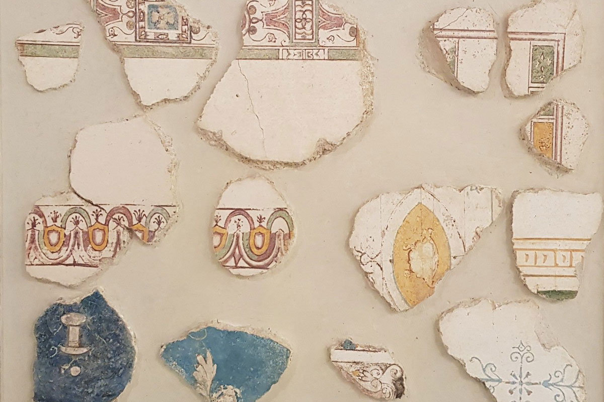 Sotto il segno del Capricorno. La pittura in età adrianea. Pannello con frammenti di intonaci dipinti e a stucco