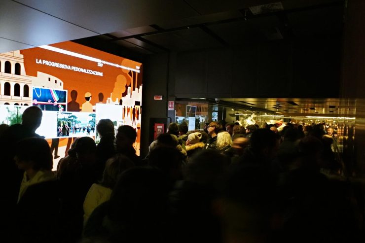 Area espositiva a vicolo cieco davanti ai tornelli della stazione metro Colosseo - Fori Imperiali con visitatori in sosta