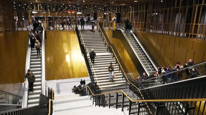 Struttura centrale di snodo verticale della stazione metro Colosseo - Fori Imperiali