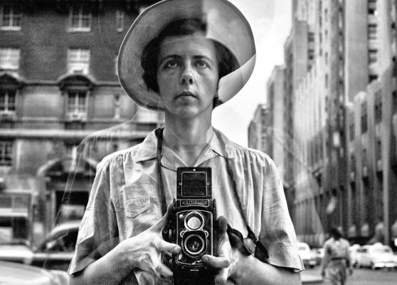 Vivian Maier, Autoritratto (dettaglio), New York, NY, 1954. © Estate of Vivian Maier, Courtesy of Maloof Collection and Howard Greenberg Gallery, NY.